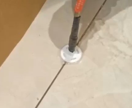 东坡瓷砖空鼓维修公司专业解答瓷砖在铺贴过程中，如果没有涂抹均匀到位的粘结材料（如水泥砂浆或瓷砖胶），可能会导致以下问题