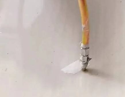 东坡瓷砖空鼓维修公司专业解答在瓷砖铺贴过程中，如果使用的砂料过粗（如全部使用了粗砂），可能会导致以下问题